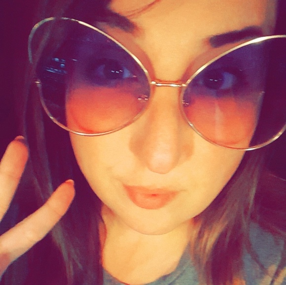 Meet your Posher, Christina - Picture 1 of 3